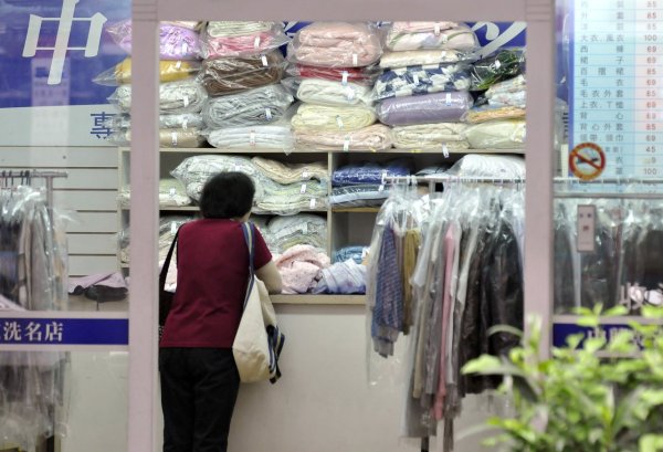 Don t think it s better to wear a dustproof cover. The plastic bags that are washed are about to be removed.