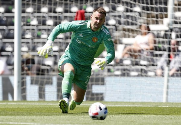 Romano: Manchester United and 39-year-old goalkeeper Heaton reach an agreement on contract renewal, with new contract until June 2026