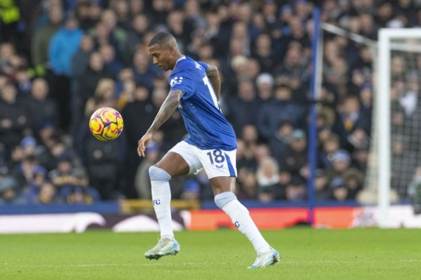Reporter: Watford considers visa-free Ashley Young, Burnley s offer Mamadoudunbia was rejected