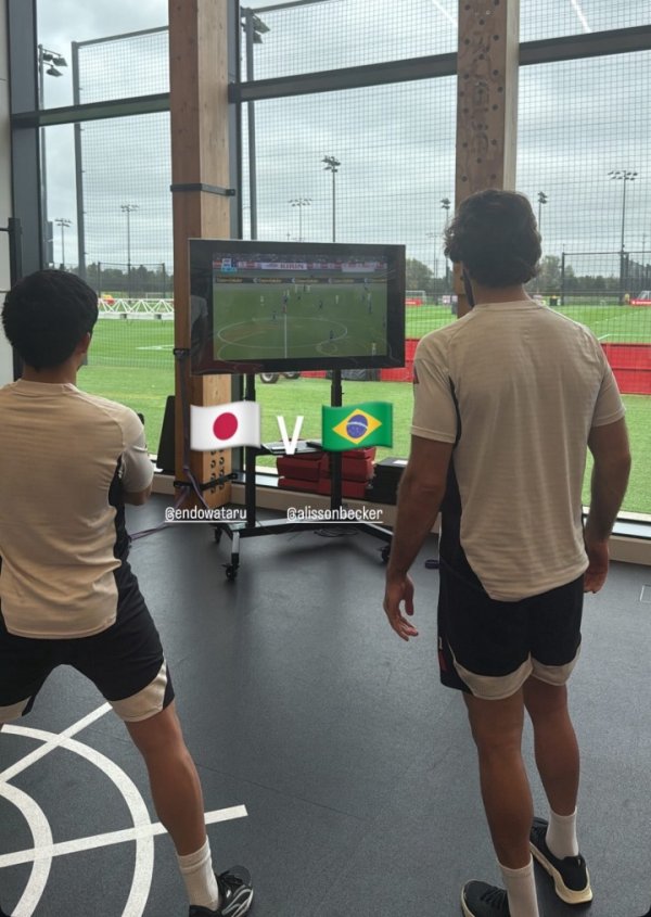 Witness history👀Hirashi Endo and Alisson watched Japan 3-2 Brazil at the Liverpool base