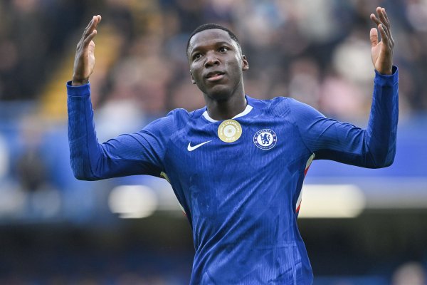 Newly promoted waist! Caicedo only conceded 1 ball in the half to help the Blues win with 3 goals. He is the No. 1 defensive midfielder worth 100 million.