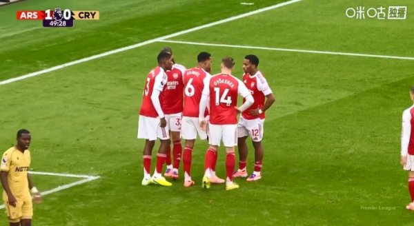There is a routine! Before the set kick, the Gunners players gathered to discuss tactics, and then Gabe headed the ball into the center post.