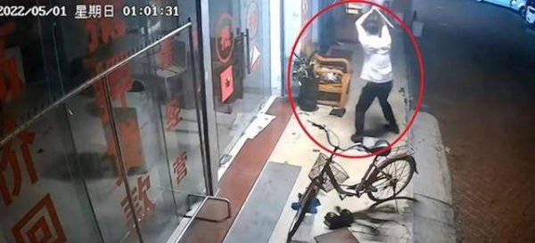 Angry! A man in Guangdong beat a pregnant pet dog with a mop, causing it to miscarry. The surveillance footage is heart-wrenching
