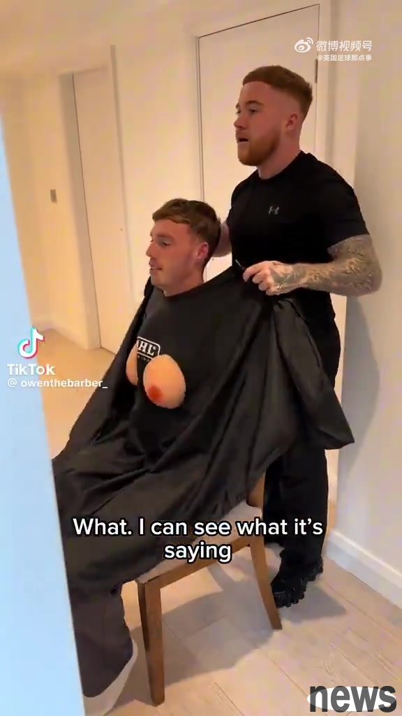 Palmer s barber played a trick on him and put him in a barber s robe with fake breasts🤣